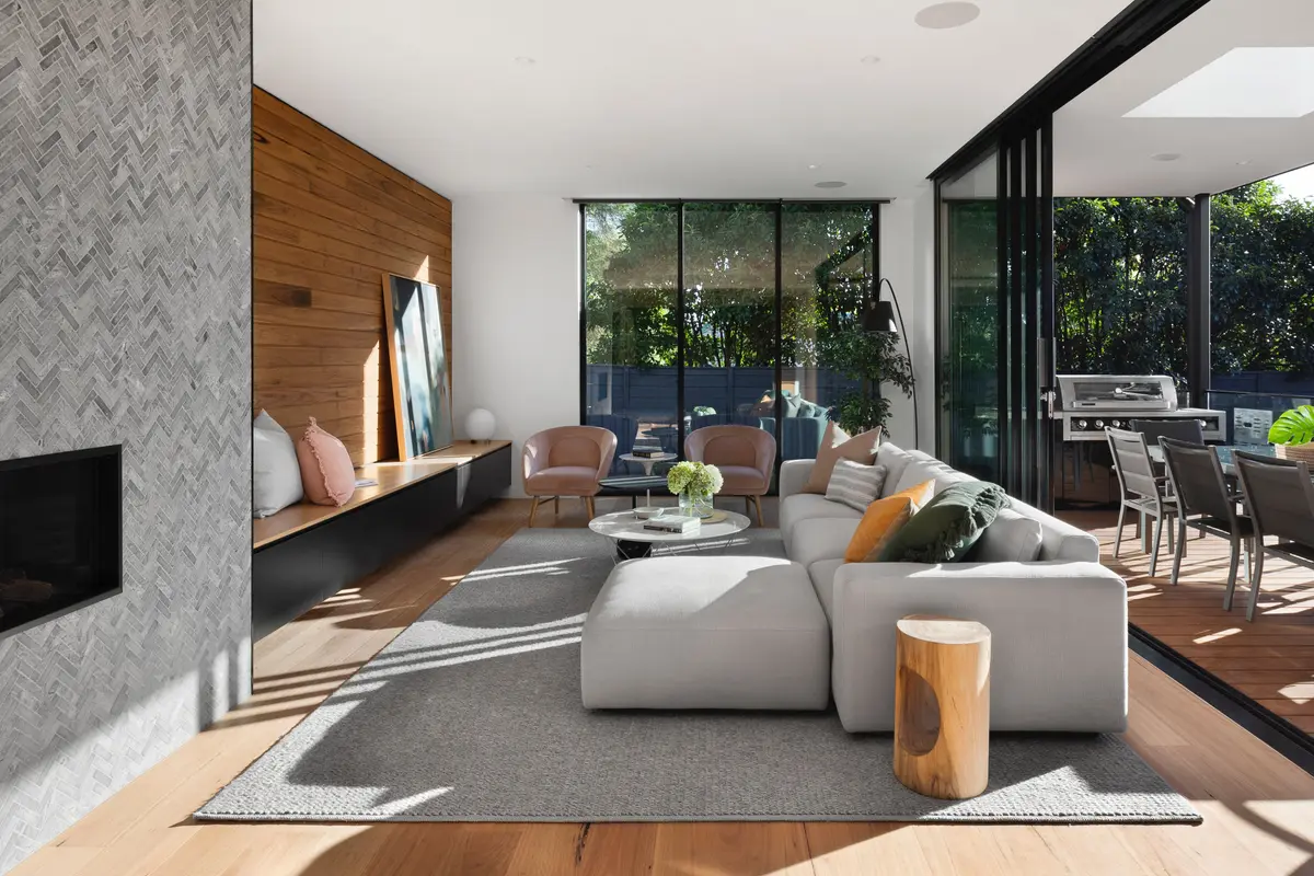 Grande pièce à vivre contemporaine ouverte sur l'extérieur